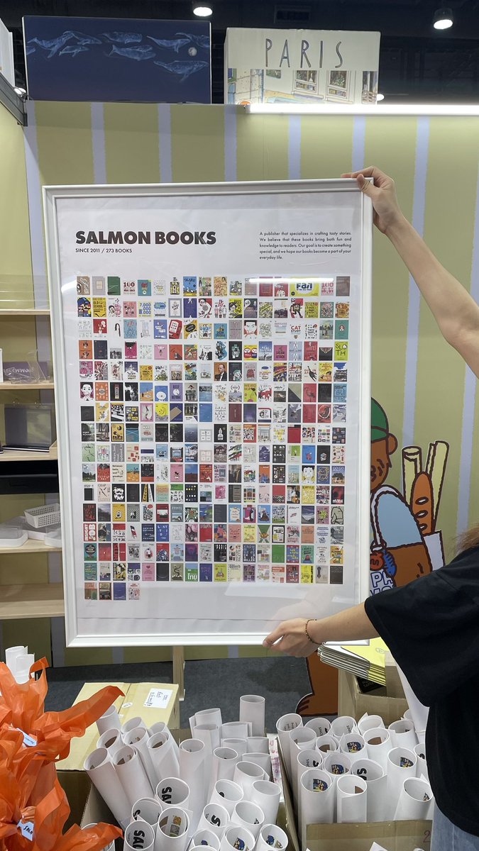 หลายคนที่มาเยือน PAPER MARCHÉ น่าจะได้รับโปสเตอร์ขนาด A1 แผ่นนี้แถมกลับไป เลยแอบอยากรู้ว่ามีใครเอาไปใส่กรอบ หรือแปะมุมไหนของบ้านแล้วบ้างเอ่ย อวดหน่อยๆๆๆ 

ส่วนใครอยากได้ ยังมีอยู่นะ เพียงซื้อหนังสือครบ 1,000 บาท (หลังหักส่วนลด) ก็รับโปสเตอร์รวมปกหนังสือ 273 เล่มตลอด 14