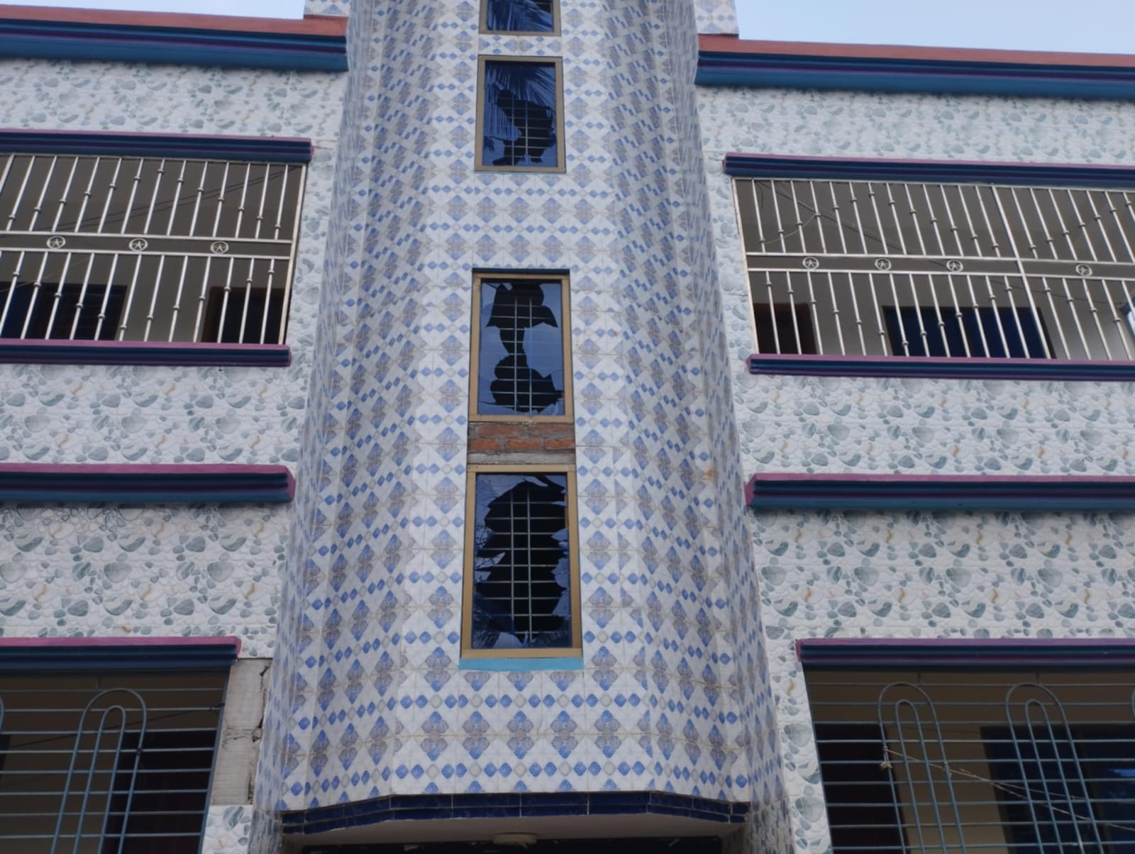 নড়াইলের লাহুড়িয়ায় ভাংচুর ও লুটপাট