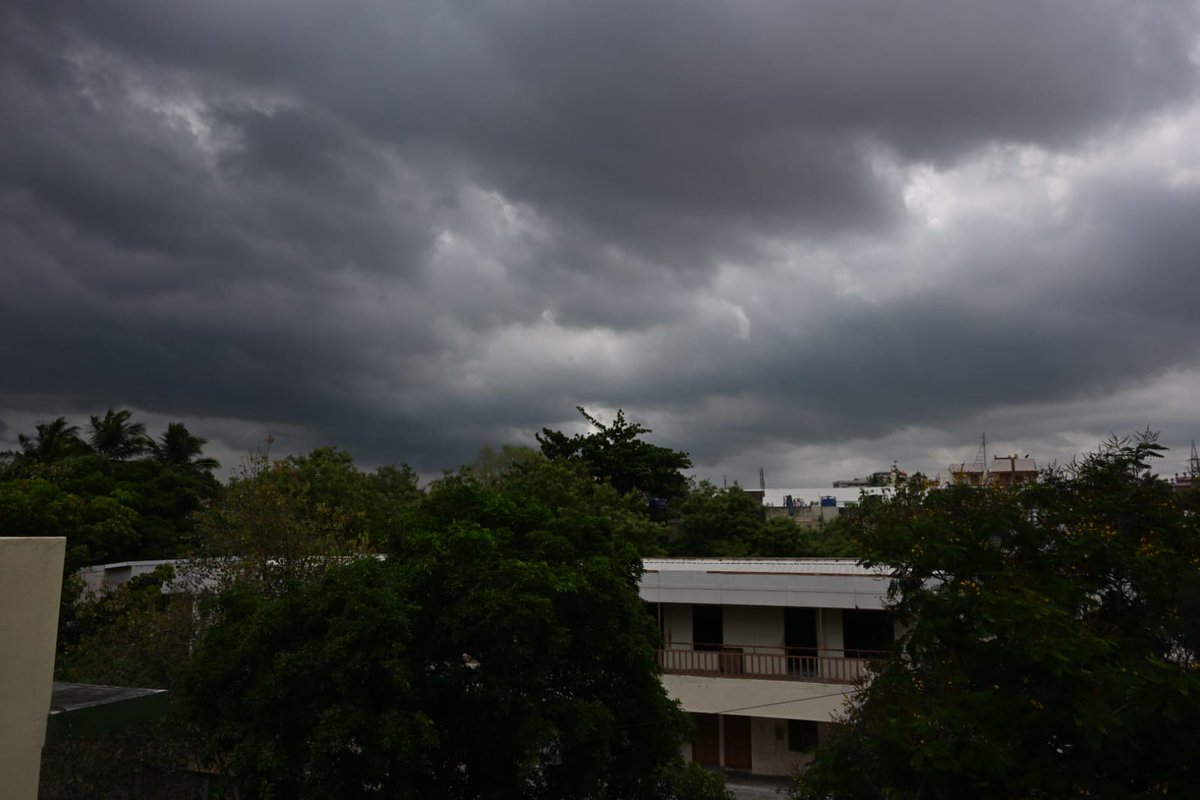 THChennai's tweet photo. @M_Vedhan @venkathin Dark clouds cover #Erode, #TamilNadu, as rain approaches on Thursday. #ErodeWeather #RainAlert #summershowers
Photo: M. Govarthan (@mgovarthan) https://t.co/AArxUkfceQ