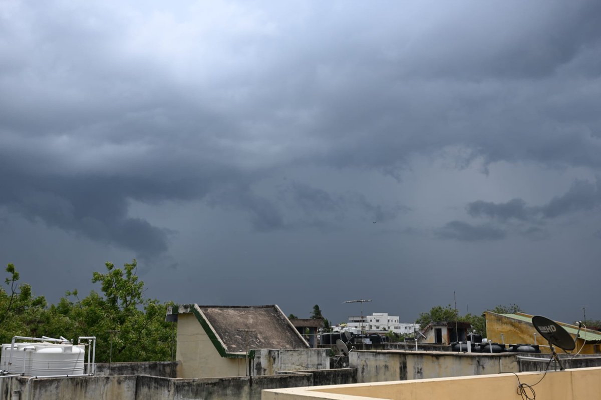 THChennai's tweet photo. @M_Vedhan @venkathin Dark clouds cover #Erode, #TamilNadu, as rain approaches on Thursday. #ErodeWeather #RainAlert #summershowers
Photo: M. Govarthan (@mgovarthan) https://t.co/AArxUkfceQ