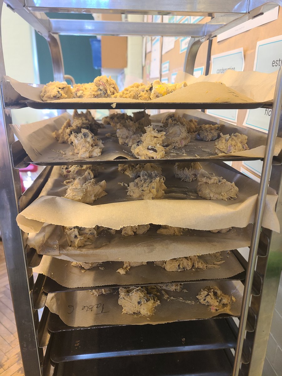 Baking for 4 Swinegate's 2000 Dojo reward this morning. We were super independent and worked brilliantly in teams to produce some yummy-looking mini egg cookies. It was lovely that Mr Hassack came in to see us be so fabulous as well! #ScarcroftThrive <a href="/markhsk/">Mark</a>