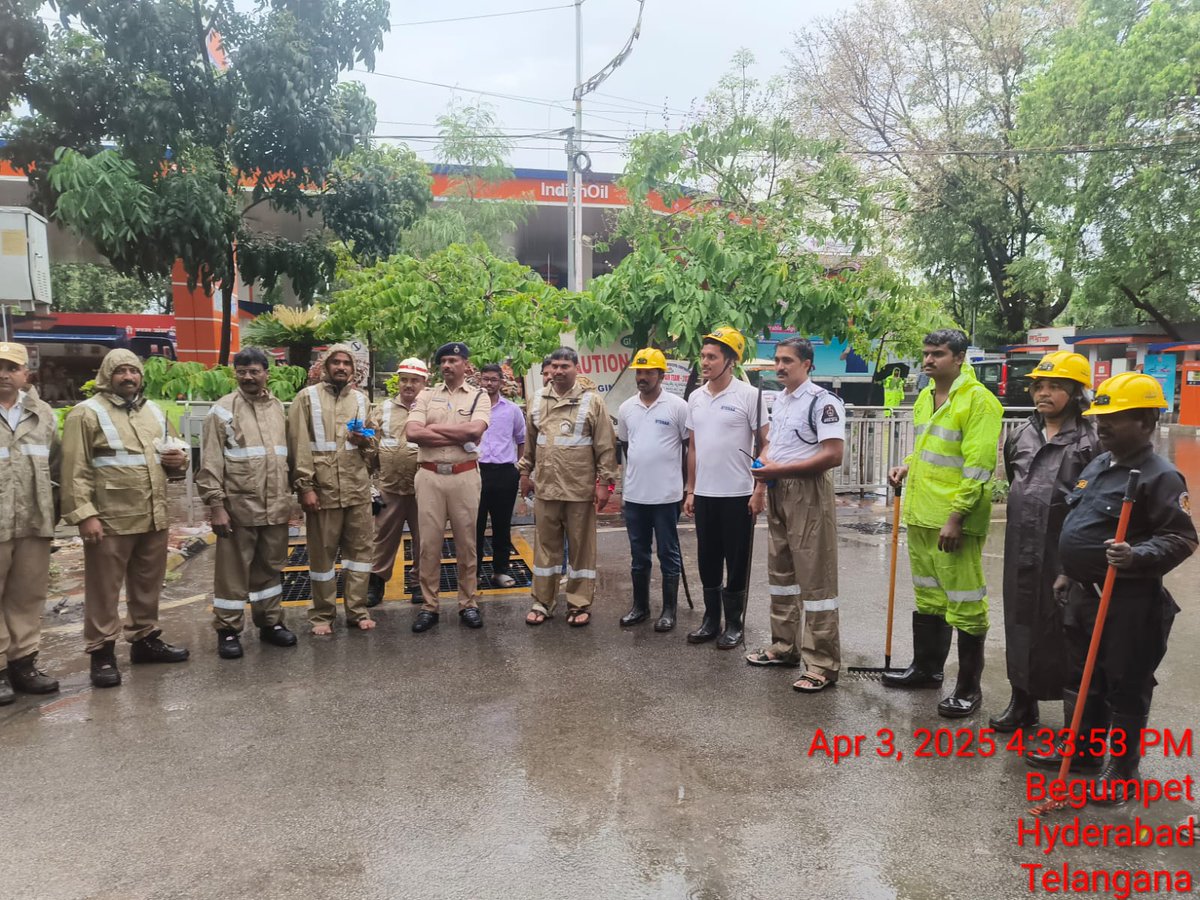 HYDTP's tweet photo. #HYDTPinfo
#TrafficAlet #RainAlert
Waterlogging at Chikoti has been cleared by @shotr_begumpet, @GHMCOnline &amp; #DRF team. Traffic is now running smoothly.
#HyderabadRains #Raining #Rainfall https://t.co/EzhVyybtfD