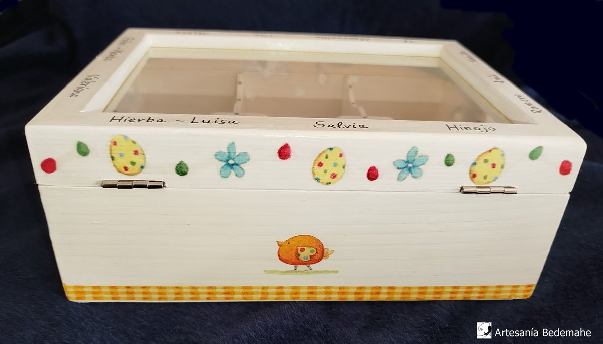 ArtesanBedemahe's tweet photo. Caja de madera artesana para infusiones modelo “Mamá Gallina”. Es la primera que hacemos de 6 separaciones pero ha quedado igual de bonita y alegre que la de 4. https://t.co/T0DWDyYLFU