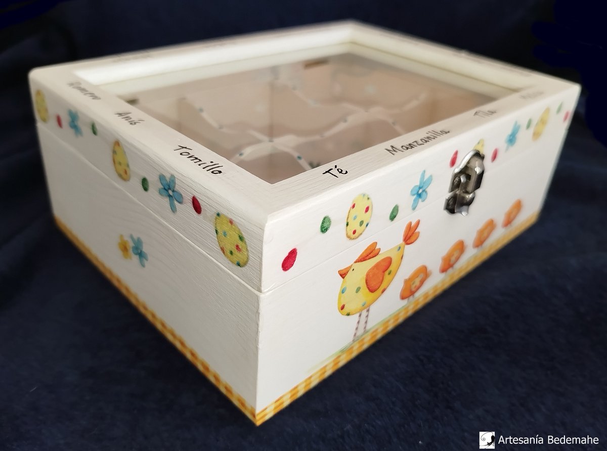 ArtesanBedemahe's tweet photo. Caja de madera artesana para infusiones modelo “Mamá Gallina”. Es la primera que hacemos de 6 separaciones pero ha quedado igual de bonita y alegre que la de 4. https://t.co/T0DWDyYLFU