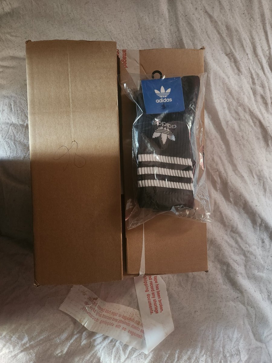DasKnup's tweet photo. Suite de la blague @Chronopost/@flootlockerEU Après deux colis qui vont finir au relais sur ordre que je n'ai donné et alors que j'étais chez moi. voici le 3eme. Le contenu rentre 20x dans la boîte. Mais quand tu refuses de sonner ca rentre pas dans la boîte à lettres évidemment. https://t.co/OUfgqJXqAY