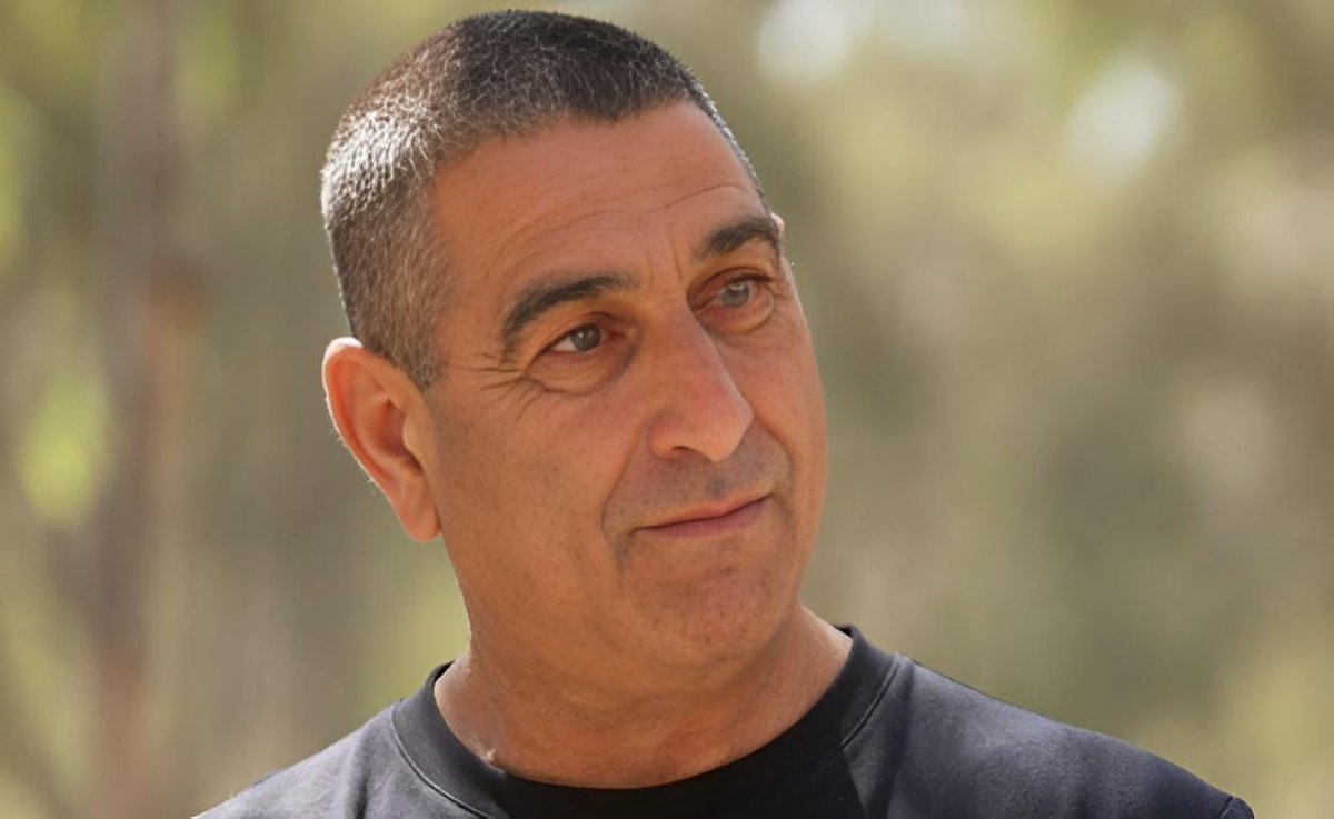 היי רמי,
שמי נועה, לא הכרנו מעולם. מאז ה־7 באוקטובר אני חיה בתוך האימה מבחירה. ראיתי הכל.

למדתי שכשמישהו מת – הרחוב כבה באחת. העצים אפילו בוכים.
פגשתי הורים שלא נותר מהם דבר חוץ משתיקה. סבים שמגדלים נכדים שהפכו ליתומים וכאלה שקברו שני ילדים.

הכרתי אמא אחת, ביישוב קטן ומרוחק.