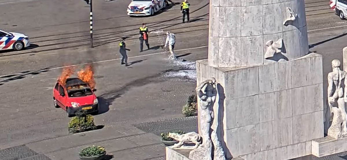 amsterdammer69's tweet image. Auto ontploft op de Dam in Amsterdam. Persoon ook in in de brand #dam #ontploffing #brand #amsterdam