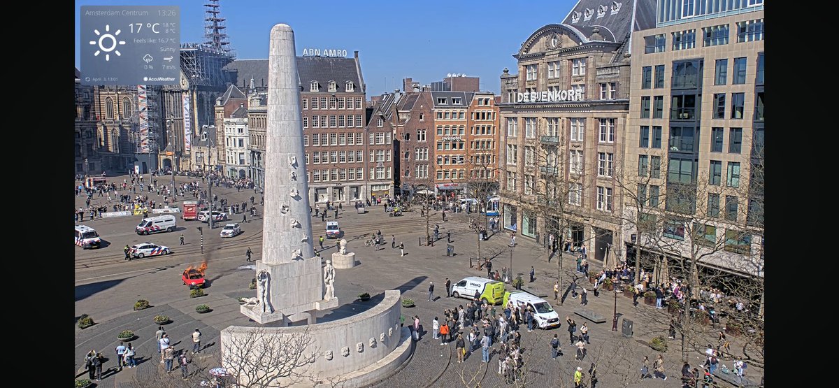 amsterdammer69's tweet image. Auto ontploft op de Dam in Amsterdam. Persoon ook in in de brand #dam #ontploffing #brand #amsterdam