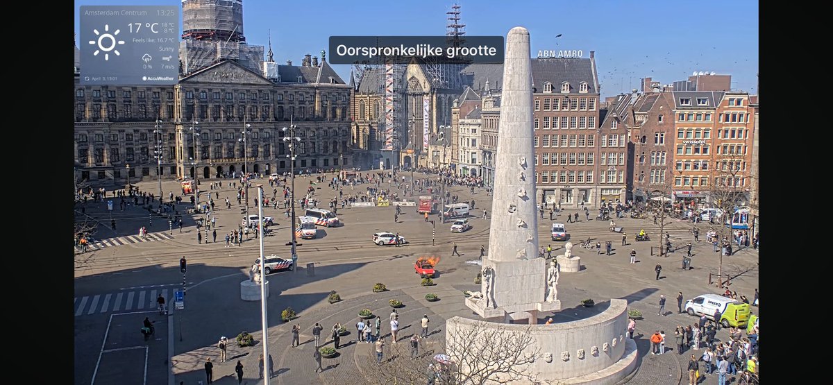 amsterdammer69's tweet image. Auto ontploft op de Dam in Amsterdam. Persoon ook in in de brand #dam #ontploffing #brand #amsterdam