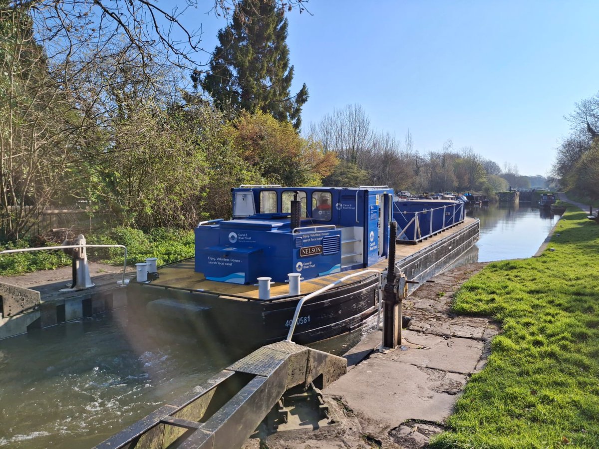 CRTWalesandSW's tweet image. Our workboat Nelson is on the move to support the #Devizes Towpath Taskforce #volunteers with litter picking and removing fly tipping  from the offside just below Town Bridge. #KennetAndAvon #ActNowForCanals #VounteerByWater