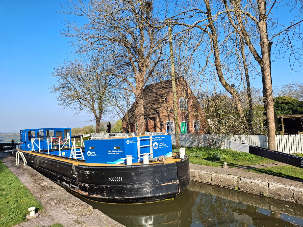 CRTWalesandSW's tweet image. Our workboat Nelson is on the move to support the #Devizes Towpath Taskforce #volunteers with litter picking and removing fly tipping  from the offside just below Town Bridge. #KennetAndAvon #ActNowForCanals #VounteerByWater