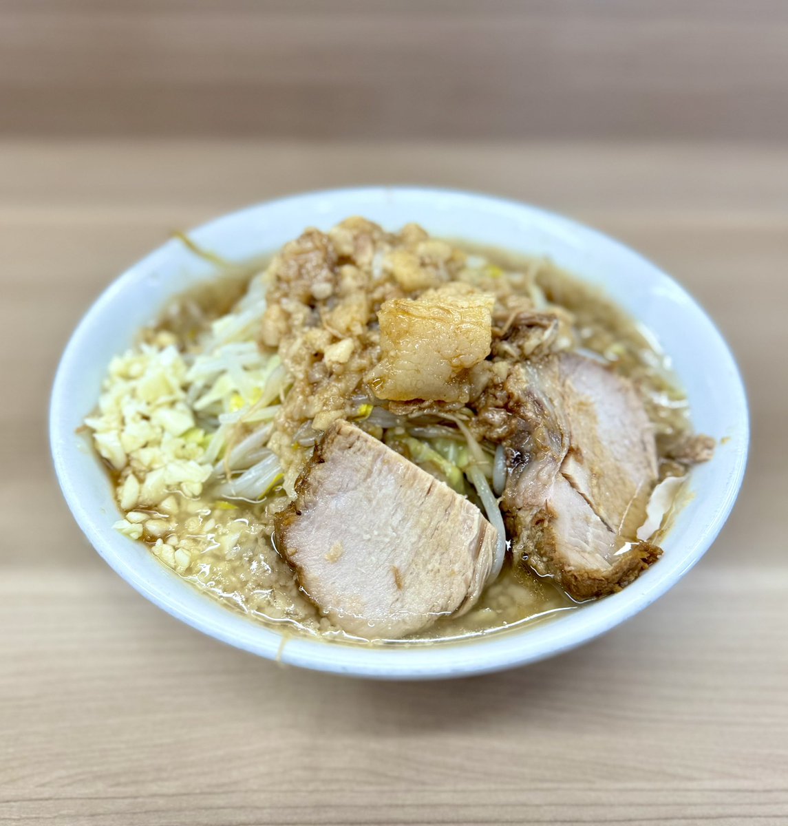 marifav1's tweet photo. 今まで二郎系や二郎インスパイア系のラーメンはたまにいただいていますが、一番おいしかったかも。
周りとペースを合わせるため、今回は野菜も背脂もマシてません。
しかもラーメンを少なめにしてます。
ホントは野菜も背脂もマシで食べたかった１杯です。

#歴史を刻めつ #歴史を刻め #ラーメン https://t.co/0T1TsALyXu