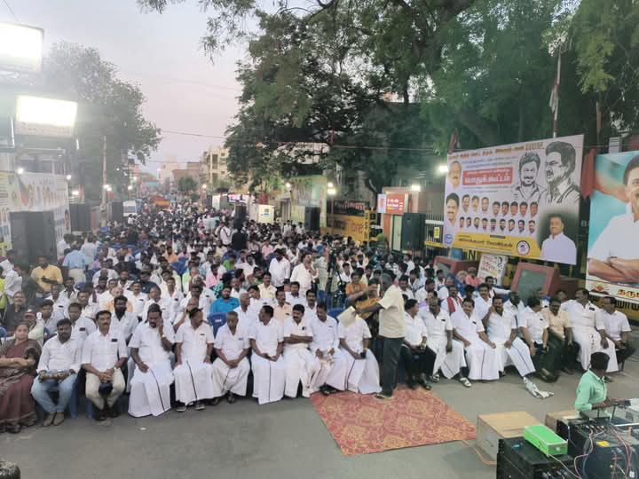 dmk_youthwing's tweet photo. கழகத் தலைவர் - மாண்புமிகு தமிழ்நாடு முதலமைச்சர் @mkstalin அவர்களின் உத்தரவின்பேரில், கழக இளைஞர் அணிச் செயலாளர் மாண்புமிகு தமிழ்நாடு துணை முதலமைச்சர் @Udhaystalin அவர்களின் வழிகாட்டுதலில், தருமபுரி தொகுதியில், கழக இளைஞர் அணி சார்பில், ஒன்றிய அரசைக் கண்டித்து, மாபெரும் கண்டனப் பொதுக்கூட்டம் நடைபெற்றது.

இக்கூட்டத்தில், தலைமைக் கழக செய்தித் தொடர்பு துணைச் செயலாளர் @SuriyaKML அவர்களும், கழக இளம் பேச்சாளர் அ.பெர்த்தி வினித் அவர்களும் பங்கேற்று, மும்மொழிக் கொள்கையின் மூலம் இந்தித் திணிப்பு, ஒன்றிய அரசின் பட்ஜெட்டில் தமிழ்நாடு என்ற பெயரை முற்றிலுமாக புறக்கணித்து நிதிப் பகிர்வில் பாரபட்சம், தொகுதி மறுசீரமைப்பில் தமிழ்நாட்டிற்கு அநீதி எனத் தொடர்ந்து தமிழ்நாட்டை வஞ்சிக்கும் ஒன்றிய அரசைக் கண்டித்தும், திராவிட மாடல் அரசின் நான்காண்டு சாதனைகளை மக்களிடம் விளக்கியும் உரையாற்றினர்.

தமிழ்நாடு போராடும்! தமிழ்நாடு வெல்லும்! என்ற கழகத் தலைவர் அவர்களின் உரிமைக் குரலுக்கு வலுசேர்க்கும் வகையில் இந்த கூட்டம் அமைந்தது.

#தலைவர்72 #கழக_இளைஞர்_அணி #FairDelimitationForTN #StopHindiImposition 
@lawyermanidpi @pssrinivasandmk @MGSVengatesh