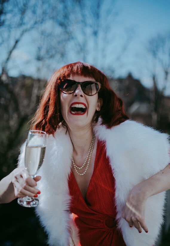 That’s a chunk of tickets already gone for my Fringe debut - thanks so much for the support! 

Grab em while they’re hot at: edfringe.com/tickets/whats-…

📸 by Neil Jarvie, in the rare Glasgow sun