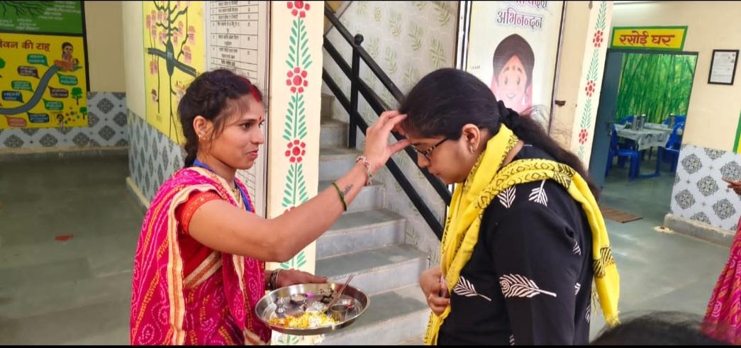 srlm_mp's tweet photo. भोपाल जिले के बेरसिया बिकास खण्ड अंतर्गत प्रगति CLF में आज श्रीमती हर्षिका सिंह CEO MPSRLM द्वारा भ्रमण किया गया. 
#MPSRLM #SHGMP 
@CMMadhyaPradesh @ChouhanShivraj @JansamparkMP @minprdd @MoRD_GoI  @DAY_NRLM @PMOIndia @mopr_goi https://t.co/j3dyhjxQEa