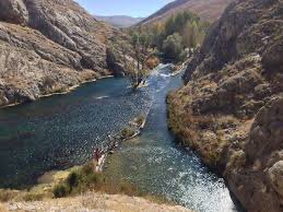 Sufizm'de “SU FELSEFESİ .                       Suyun doğası bir felsefe anlatır. Mesela dağdan akan suyu düşünün. En az direnç gösteren yolu seçer akmak için.
Yani önüne bir kaya çıkacak olursa onunla uğraşmaz, kayayla mücadele etmez, etrafından dolaşıp devam eder akmaya. Suyun