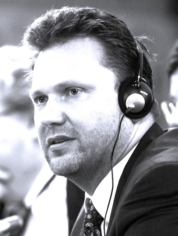 Ruská spojka 
Stačil jen rudý koberec, stakany Stoličné a bratrská objetí. "Koupit" si českého nýmanda, jenž coby z nouze ctnost starého Bureše prosákl z lichvářské poradny do zdejší sněmovny, je pro Rusa laciná rutina. Vondráček šlape jak hodinky. Poté, co v Moskvě poflusal i