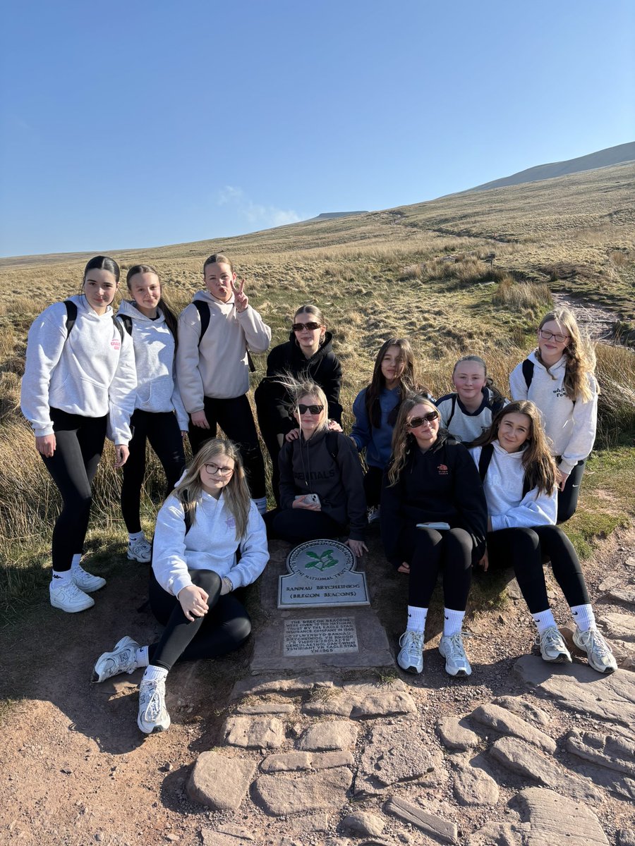 We made it🗻

The girls did a fantastic job and took 75 minutes to get up and 40 to get down.

Great job team🎉