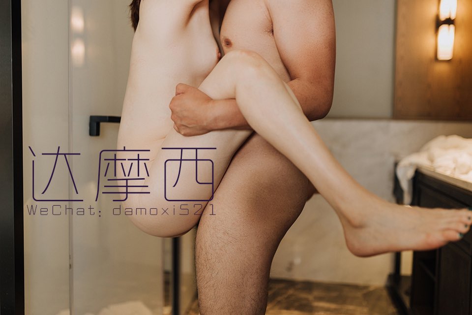 夫妻理想的玩法
去民宿或者开两间房
先去吃饭，边吃边聊，增进交流，促进感情。
接着小酌美酒，女士也渐渐微醺。
在微醺中，摇摇晃晃地步入房间门口时
各自带着一丝醉意，默契地回到了自己的房间

我知郎有情，
妾亦正含情。

约拍
私我 📷

#人妻  #夫妻 #淫妻 #绿帽 
@Fengsiyuan 
@wqganenshi_ https://t.co/dD3Dq9XrnX