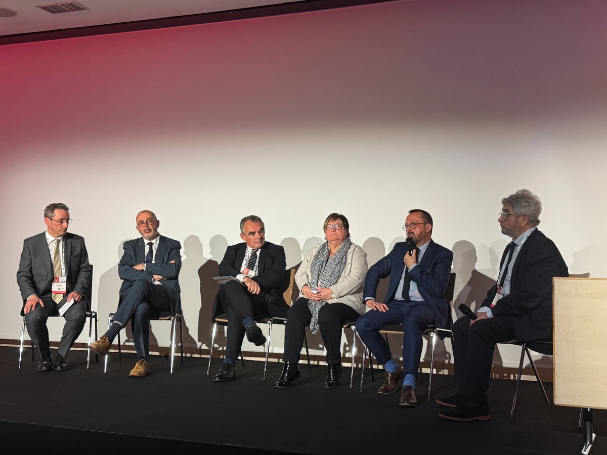 It was a pleasure to have the Minister of Health from France <a href="/yannickneuder/">Dr. Yannick Neuder</a> attending the #SFD2025 conference and receiving the EUDF Diabetes Community Pledge from the <a href="/SFDiabete/">SFDiabète</a> President Eric Renard. 

C'était un plaisir d'accueillir le ministre français de la Santé