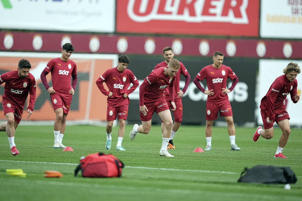 GalatasaraySK's tweet photo. 📸 Aslanlarımız, Trendyol Süper Lig’in 31. haftasında R. Samsunspor ile oynayacağı maçın hazırlıklarına başladı. 🦁 #SAMvGS https://t.co/Rby3UdRka5