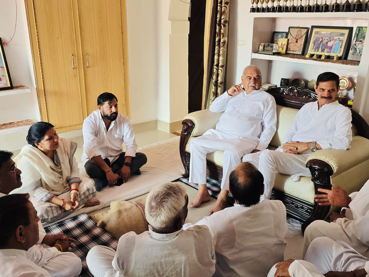 Dr Raghuvir Kadian (@kadianraghuvir) on Twitter photo हमारे हलके की शान रहे रिटायर्ड जनरल दलबीर सिंह सुहाग जी के माताजी के निधन पर आज बिसान गाँव मे उनके स्निवास पर पहुंचकर दिवंगत आत्मा को श्रद्धाजंलि अर्पित की और शोकाकुल परिवारजनों से मिलकर अपनी संवेदनाएं प्रकट की।<a href="/INCHaryana/">Haryana Congress</a> हमारे हलके की शान रहे रिटायर्ड जनरल दलबीर सिंह सुहाग जी के माताजी के निधन पर आज बिसान गाँव मे उनके स्निवास पर पहुंचकर दिवंगत आत्मा को श्रद्धाजंलि अर्पित की और शोकाकुल परिवारजनों से मिलकर अपनी संवेदनाएं प्रकट की।<a href="/INCHaryana/">Haryana Congress</a>