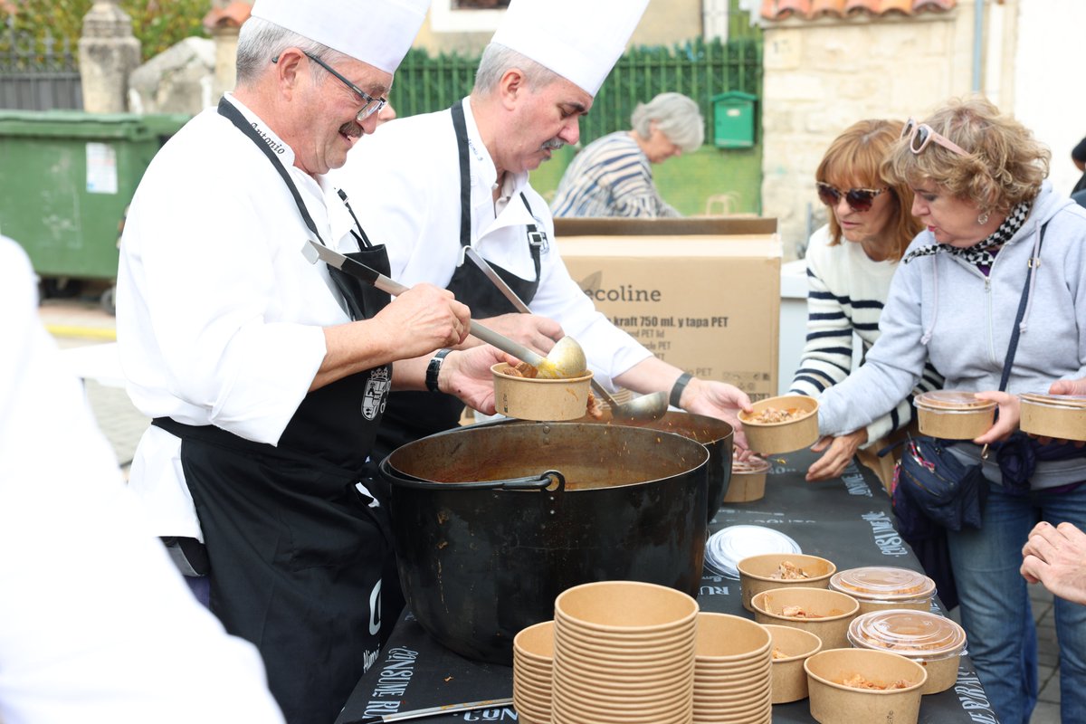 La Caldereta, plato estrella de Prádena, se origina con la trashumancia y el pastoreo de ovejas por la Cañada Real.

Antaño, esta carne se cocía y se le añadía ajo, pimentón y aceite. Hoy en día se usa carne de cordero al ser más tierna, ¡muy sabrosa!

<a href="/DipuSG/">Diputación de Segovia</a>
#ProvinciadeSegovia