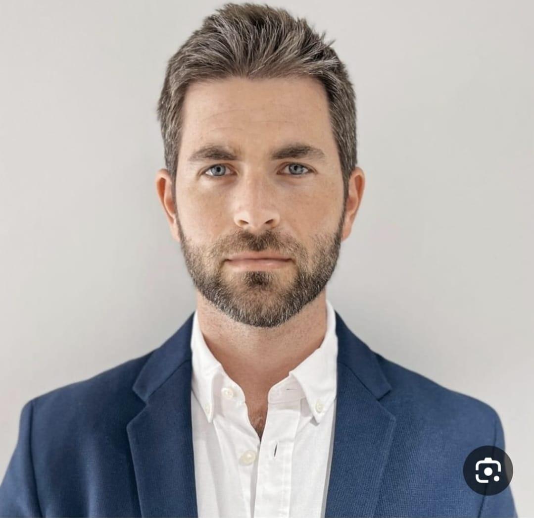 לכל המעוניין:
זה אריאל שפיר, מ"פרספשן" ו"הביטחוניסטים". הוא מנסה לטשטש נוכחות ברשת, הסיר תמונה מאתר ה"ביטחוניסטים" ונעל את הפייסבוק שלו.