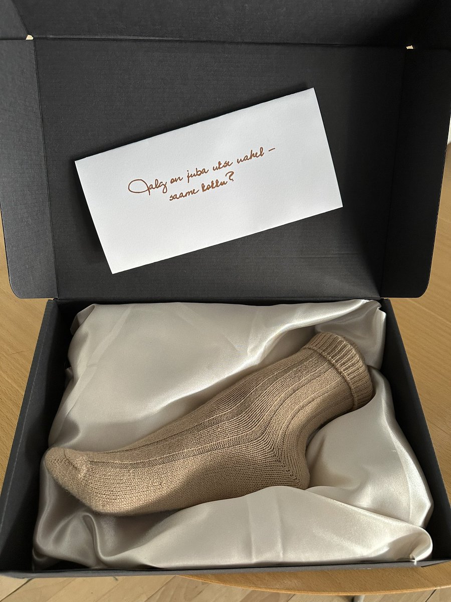 Vanasti saatis maffia hoiatuseks mahalõigatud näpu, nüüd saadetakse jäälõhkumiseks jalg. Jääb vist oodata kõnet: “Tere, kas saite mu jala kätte?” Ei tea kas need, kes kokku on nõus saama, saavad kingiks teise soki ka, et oleks mingitki praktilist kasu?