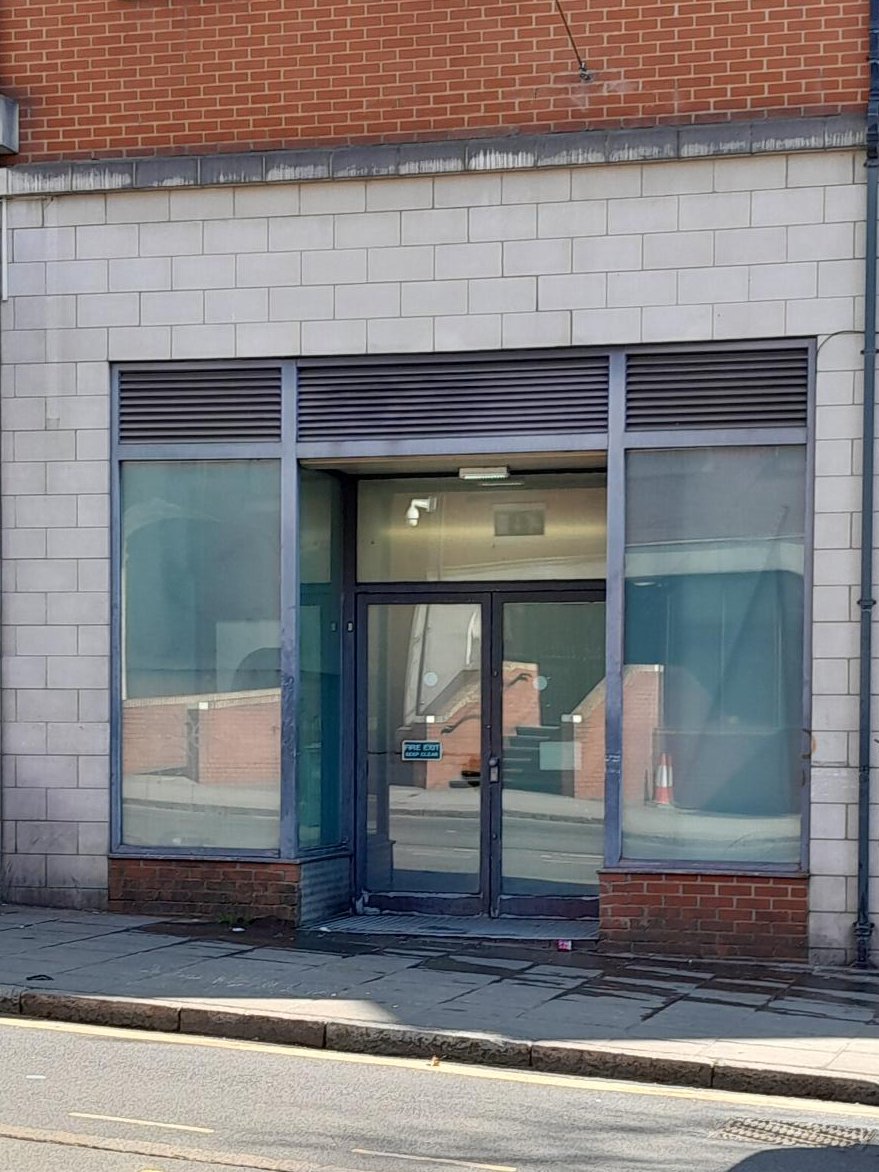 Now you see it.... and now you don't! This graffiti was swiftly removed by the business following a visit by one of our Neighbourhood Safety Officers. We think you'll agree it looks much better now 🫧🧼✨

#LoveYourStreetsNottingham #cleaner #Nottingham