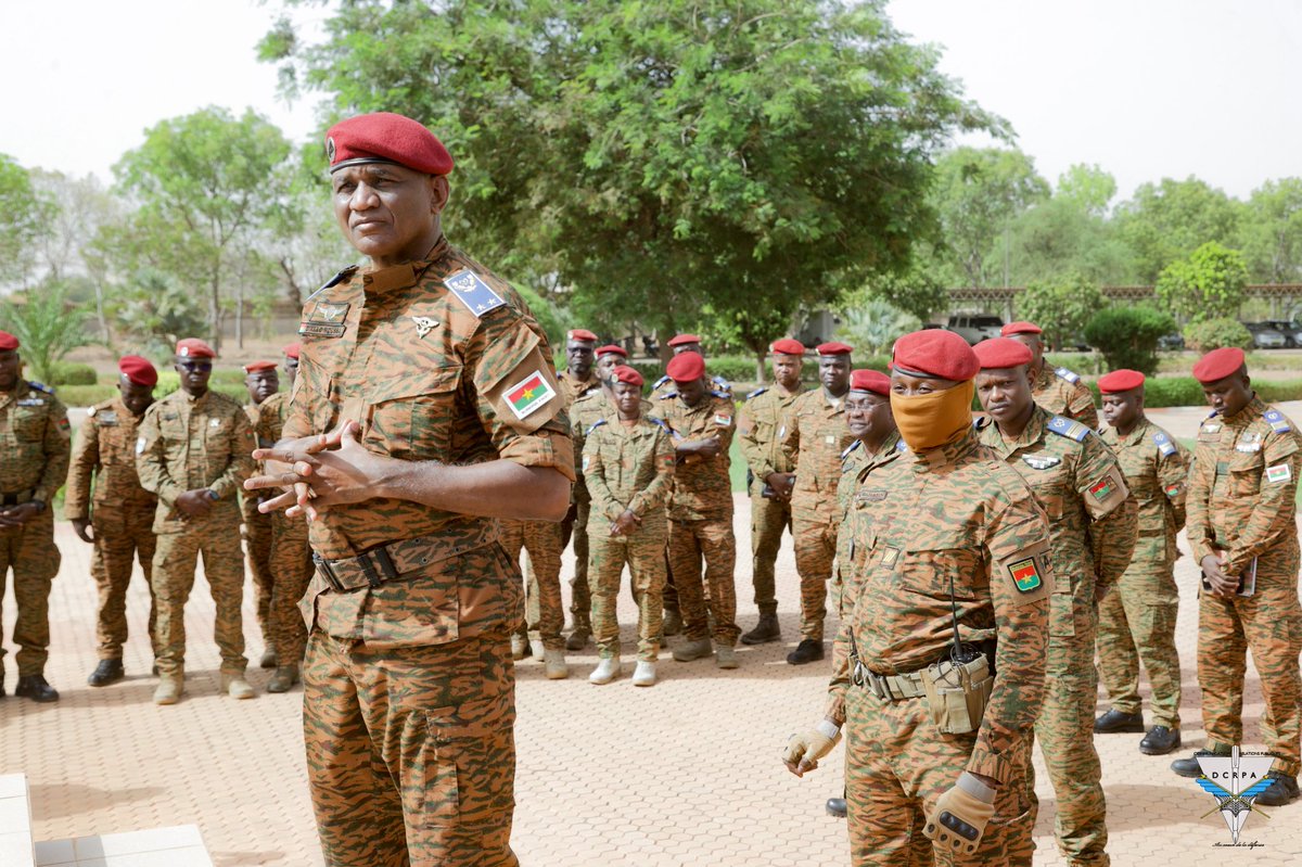 «On ne peut pas gagner la guerre sans une armée disciplinée, sans une armée loyale. Nous devons donc être solidaire et resserrer davantage les liens avec les populations »  dixit le Général Moussa DIALLO, chef d’Etat major général des armées du #BurkinaFaso