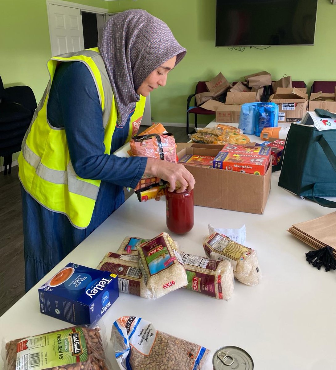 Before Eid, ARO Melbourne volunteers visited families who had recently arrived from Palestine, bringing food packs they had prepared. Along with the food, children received clothes and a variety of toys as gifts. ❤ #ARO #CommunitySupport #Solidarity #Palestine #HelpingHands