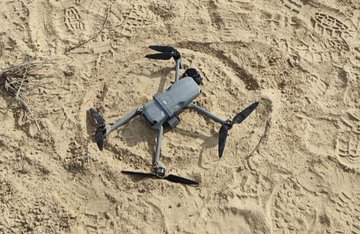 SumanRastogi6's tweet image. On the night of April 2-3, 2025, vigilant #AlertBSF troops in Sri Ganganagar recovered a Pakistani drone and a packet, suspected to contain narcotics weighing about 500 grams, along the Indo-Pak International Border. #BSF_Rajasthan #BSFDroneSlayers #BSFSeizedNarcotics #India