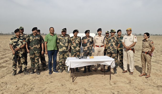 SumanRastogi6's tweet image. On the night of April 2-3, 2025, vigilant #AlertBSF troops in Sri Ganganagar recovered a Pakistani drone and a packet, suspected to contain narcotics weighing about 500 grams, along the Indo-Pak International Border. #BSF_Rajasthan #BSFDroneSlayers #BSFSeizedNarcotics #India