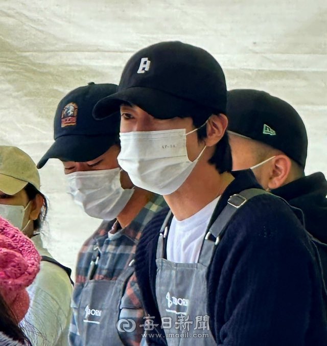 Kmedia reports BTS Jin did meal service volunteer work in Gilan-myeon, Andong City, an area affected by wildfires.

Jin was in charge of serving food during the meal service at Gilan Middle School. Although he wore a black cap and mask and had a gray apron tied around him, many