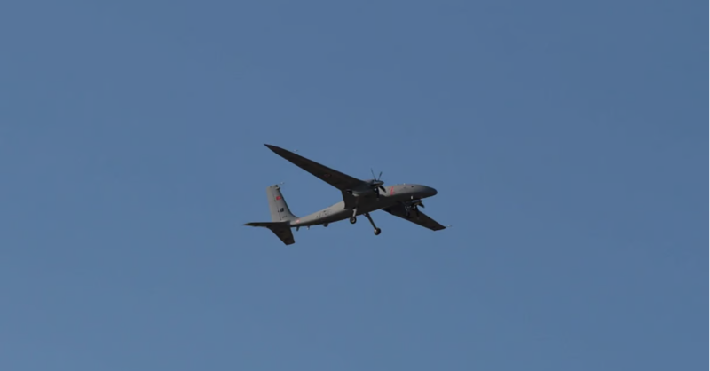 jeune_afrique's tweet photo. Un drone de surveillance armé s’est écrasé dans des circonstances floues dans les environs de Tinzawaten. Si Bamako évoque un crash, Alger en revendique la destruction. Récit des événements.