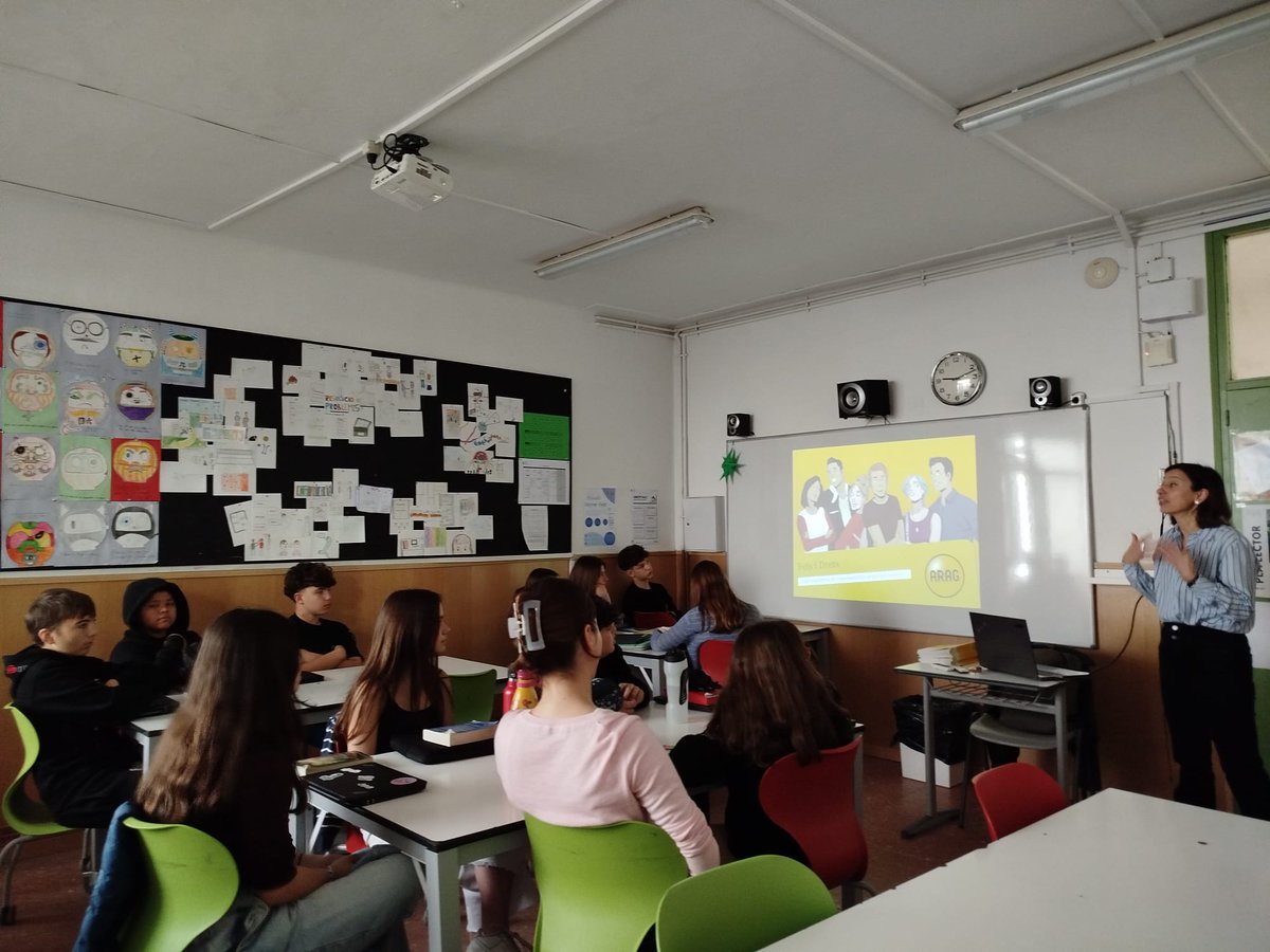 Avui a 2n d'ESO, l'alumnat escolta i pregunta dubtes sobre la Llei Reguladora de responsabilitat penal dels menors. Moltes gràcies Mercè!