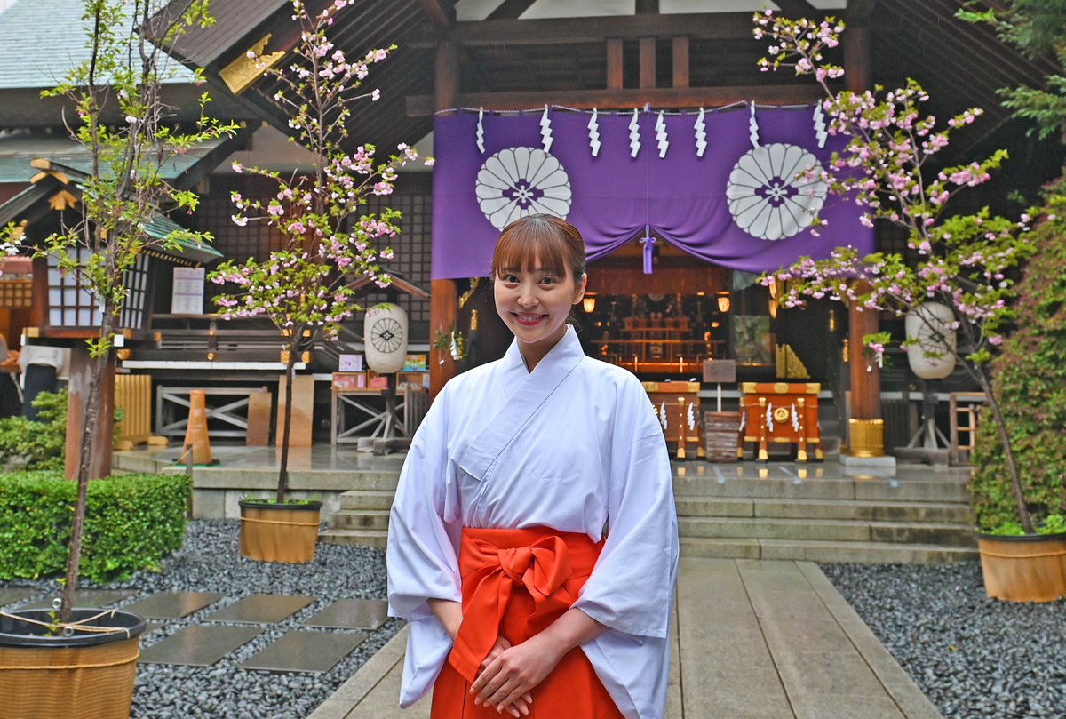 tokyodaijingu's tweet photo. 人気バラエティ番組「プレバト!!」で、東京大神宮の社殿を写真のようにリアルに描いて話題になったタレントの倉中るなさん。この番組がご縁で、本日は東京大神宮の巫女として、清掃、お守りやおみくじの授与、ご祈祷などのお手伝いをしていただきました。
#東京大神宮 #倉中るな #プレバト #巫女 https://t.co/pun48oCIMF