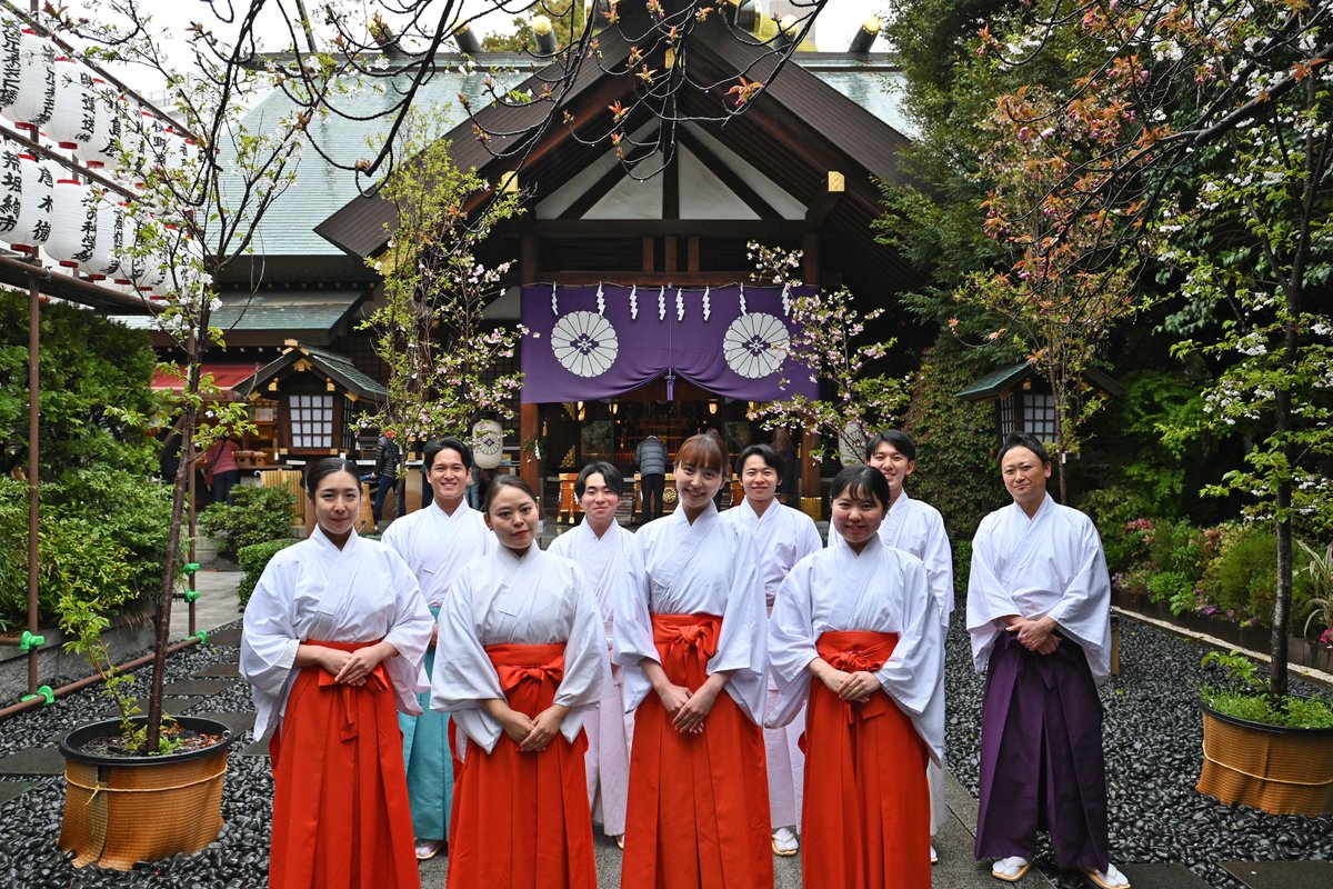 tokyodaijingu's tweet photo. 人気バラエティ番組「プレバト!!」で、東京大神宮の社殿を写真のようにリアルに描いて話題になったタレントの倉中るなさん。この番組がご縁で、本日は東京大神宮の巫女として、清掃、お守りやおみくじの授与、ご祈祷などのお手伝いをしていただきました。
#東京大神宮 #倉中るな #プレバト #巫女 https://t.co/pun48oCIMF