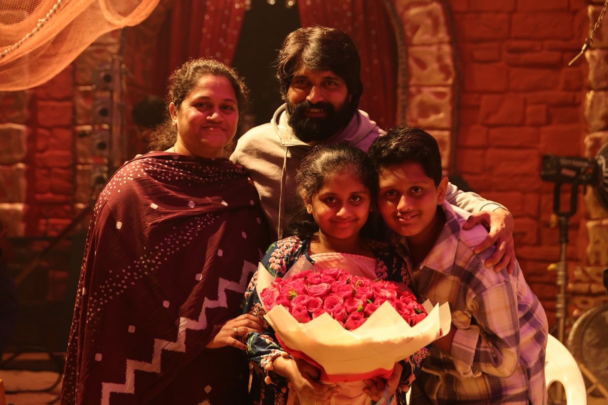 AlwaysJani's tweet photo. Mera JAAN #Aaliyah's Birthday Celebration on the sets of #JAAT 🤩🥳

Thank you so much for blessing my KID @megopichand garu @RandeepHooda Sir @vineetkumar_s ji @ReginaCassandra ma'am & entire team of @MythriOfficial @peoplemediafcy @ZeeStudios_ @ZeeMusicCompany on her special day ��🙏🏻
