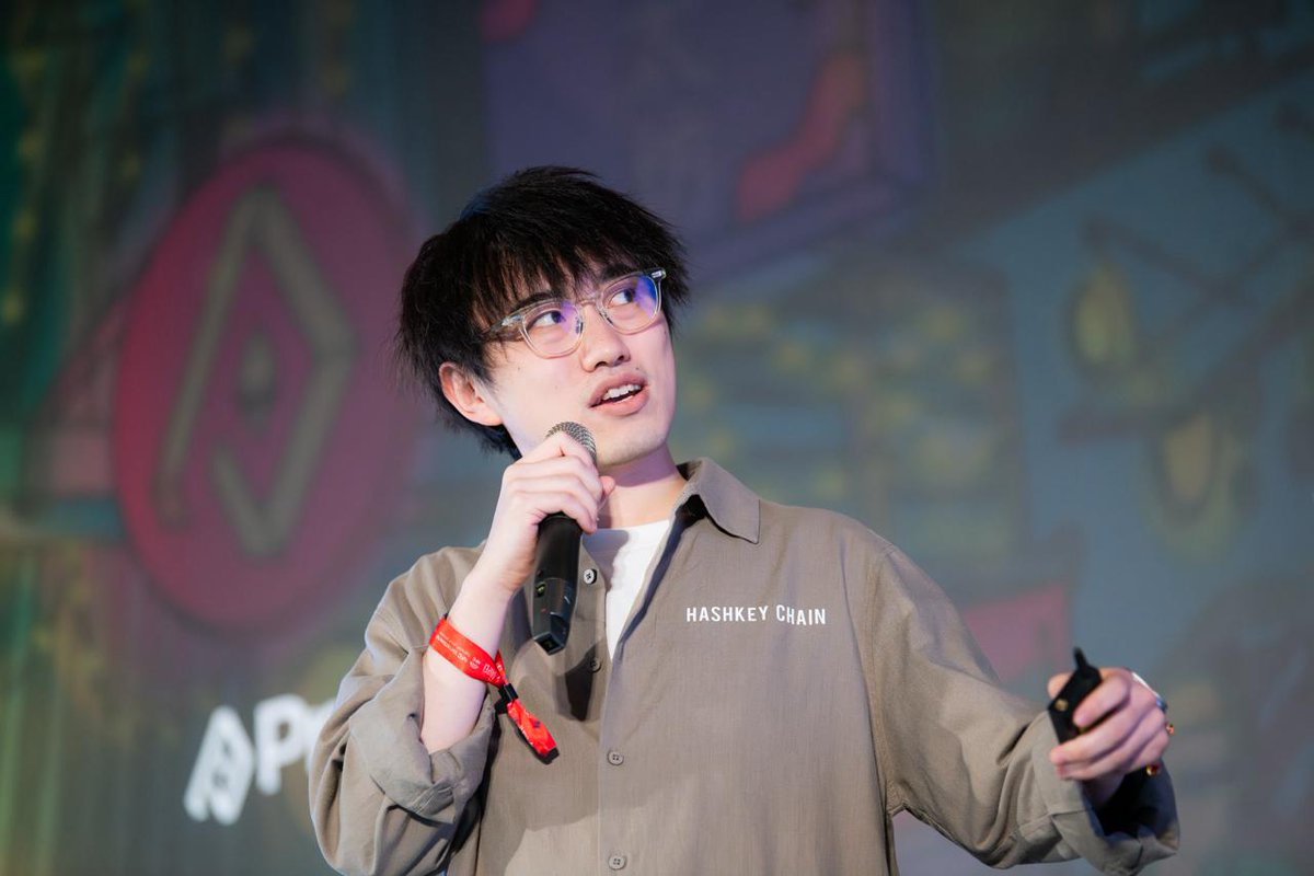 ETHGlobal's tweet photo. Francis Li frames the next frontier of Ethereum adoption as trust reconstruction.

Not “your keys, your assets,” but recoverable, gas-efficient, identity-aware wallets that users understand.

@HashKeyHSK brings institutional-grade compliance, ZK verification, and social recovery into the wallet layer to lower friction and make users feel secure.