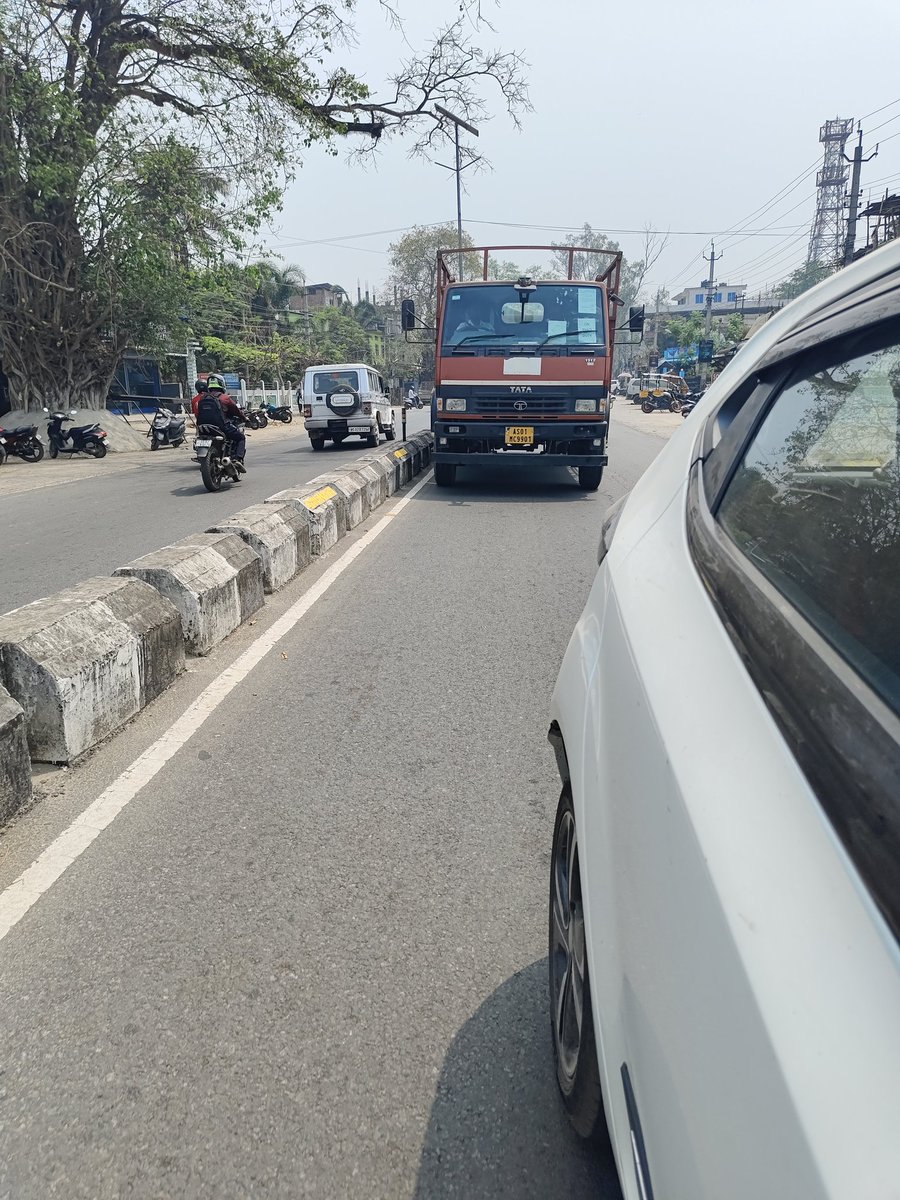 ranjitronaldo07's tweet photo. 8am-8pm all buses and trucks are not allowed inside Nagaon town... But at 10.30am how they are traveling inside town.... please look into this seriously to avoid traffic jam.. this video near panigaon coming from dimorguri
@nagaonpolice @assampolice @DGPAssamPolice https://t.co/heH1mmzw5O