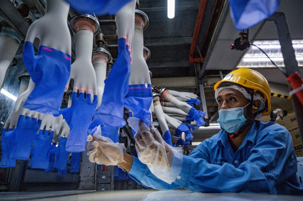 AzizulFarhan2's tweet photo. Kalau harga glove Malaysia jadi 24% lebih mahal, hospital-hospital dan syarikat perubatan kat US mungkin akan tukar kepada glove dari Thailand atau China. 

Sama juga dengan syarikat seperti Hartalega dan Supermax, semuanya sangat bergantung pada pasaran luar. https://t.co/jU4Z72UzhW