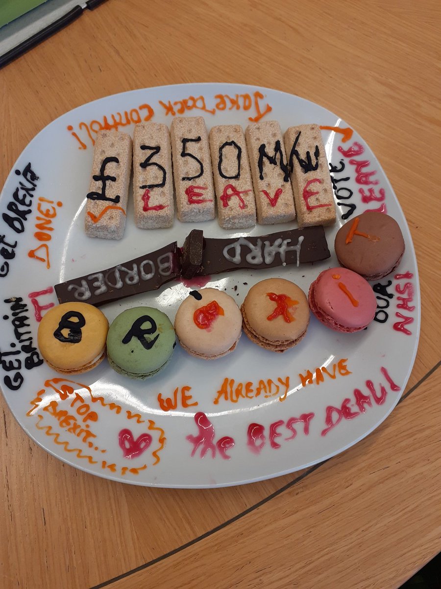 Cakes by <a href="/AB_Gyasi/">Bright Aboagye Gyasi🇬🇭</a> and <a href="/AndreeaSalvage/">Andreea Salvage</a> for this morning's <a href="/UniOfHull/">University of Hull</a> <a href="/PoliticsatHull/">Politics at Hull</a> Parliament class on Brexit...