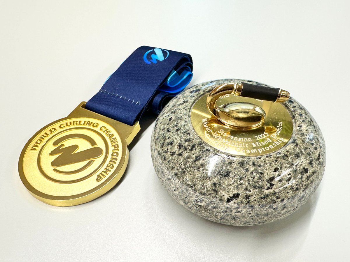 parasapo's tweet photo. ＼✨金メダル🥇おめでとうございます✨／

世界車いすミックスダブルスカーリング選手権大会で優勝！日本に #ミラノ・コルティナ2026パラリンピック の出場権をもたらした「チーム中島」の #小川亜希 選手がパラサポオフィスにお越しくださいました💫

パラ射撃の田口亜希さんとW亜希ショット📷

金メダル🥇と副賞の金色の小さなカーリングストーン🥌を見せていただきました✨
本当におめでとうございます‼