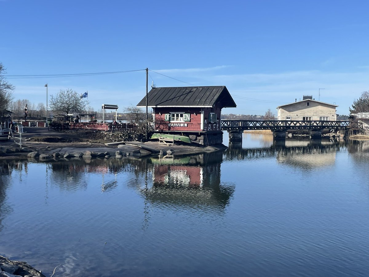 There is a little known bylaw in Helsinki which states it is obligatory, even if you’re only in the city for a couple of hours, to visit Regatta Cafe for l a fresh, warm, light and delicious cinnamon bun and a coffee. 

Who am I to disobey?