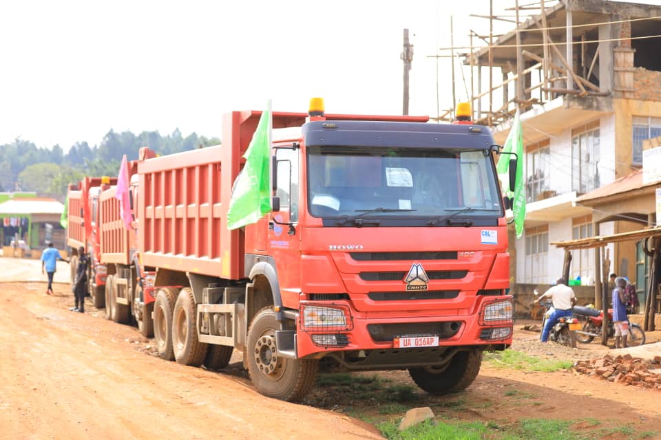 Ministry of Works & Transport (@mowt_uganda) on Twitter photo 🚧43km to be added to the National paved Road Network as part of the Critical Oil Roads Package.🚧
The Prime Minister, <a href="/R_Nabbanja/">NABBANJA ROBINAH</a> is set to break ground for the construction of the Kabwoya - Buhuka (43 km) road project today.
This vital road project is set to transform 🚧43km to be added to the National paved Road Network as part of the Critical Oil Roads Package.🚧
The Prime Minister, <a href="/R_Nabbanja/">NABBANJA ROBINAH</a> is set to break ground for the construction of the Kabwoya - Buhuka (43 km) road project today.
This vital road project is set to transform