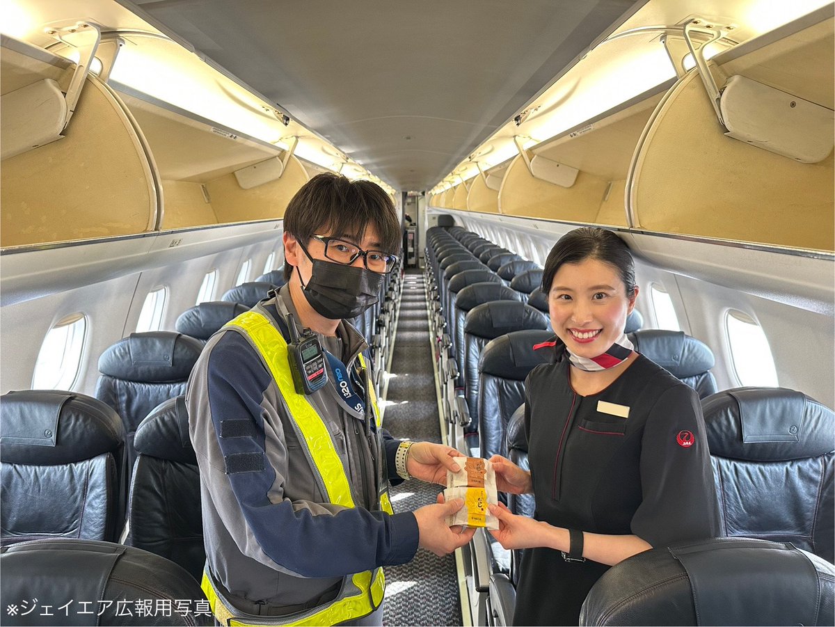 機長Mです👨‍✈️
先日チャーター便で普段就航していない
広島空港へ
私としては初着陸✈️
初めての空港へのアプローチ時は今でもワクワク😌

広島にはERJ免許を持った整備士がいないので
羽田から応援🏃‍♂️

便間30分で折り返す私たちに
「少しでも広島の雰囲気を」と彼が紅葉饅頭を
くれました🍁
優しい～✨