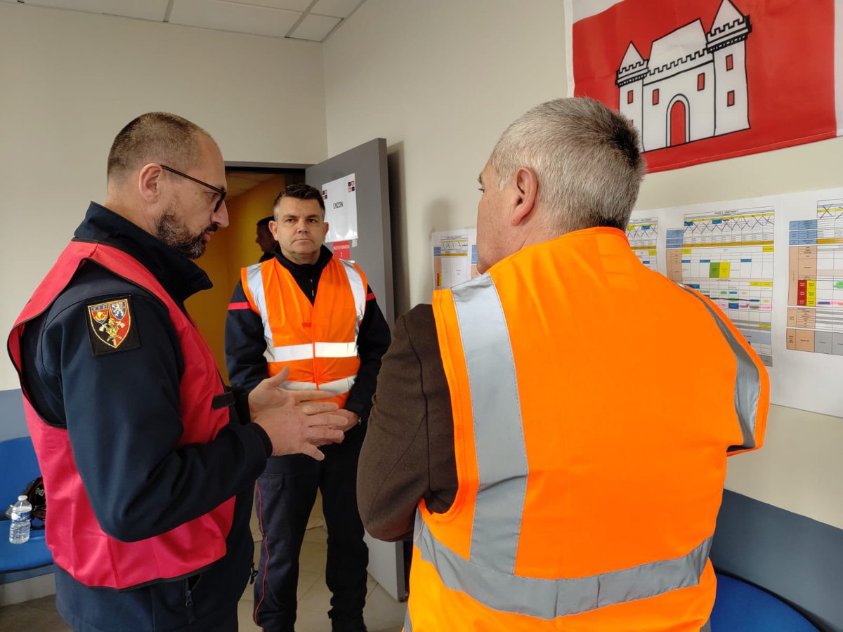 Présentation de l’exercice au président du Sdis, Patrick Bagot, et au colonel HC Michael Bruneau au centre de l’Excon (exercise control) par le LCL Benoît Pinaud de l’uiisc1. 
@sdis18officiel @uiisc1 @sec_civile_france