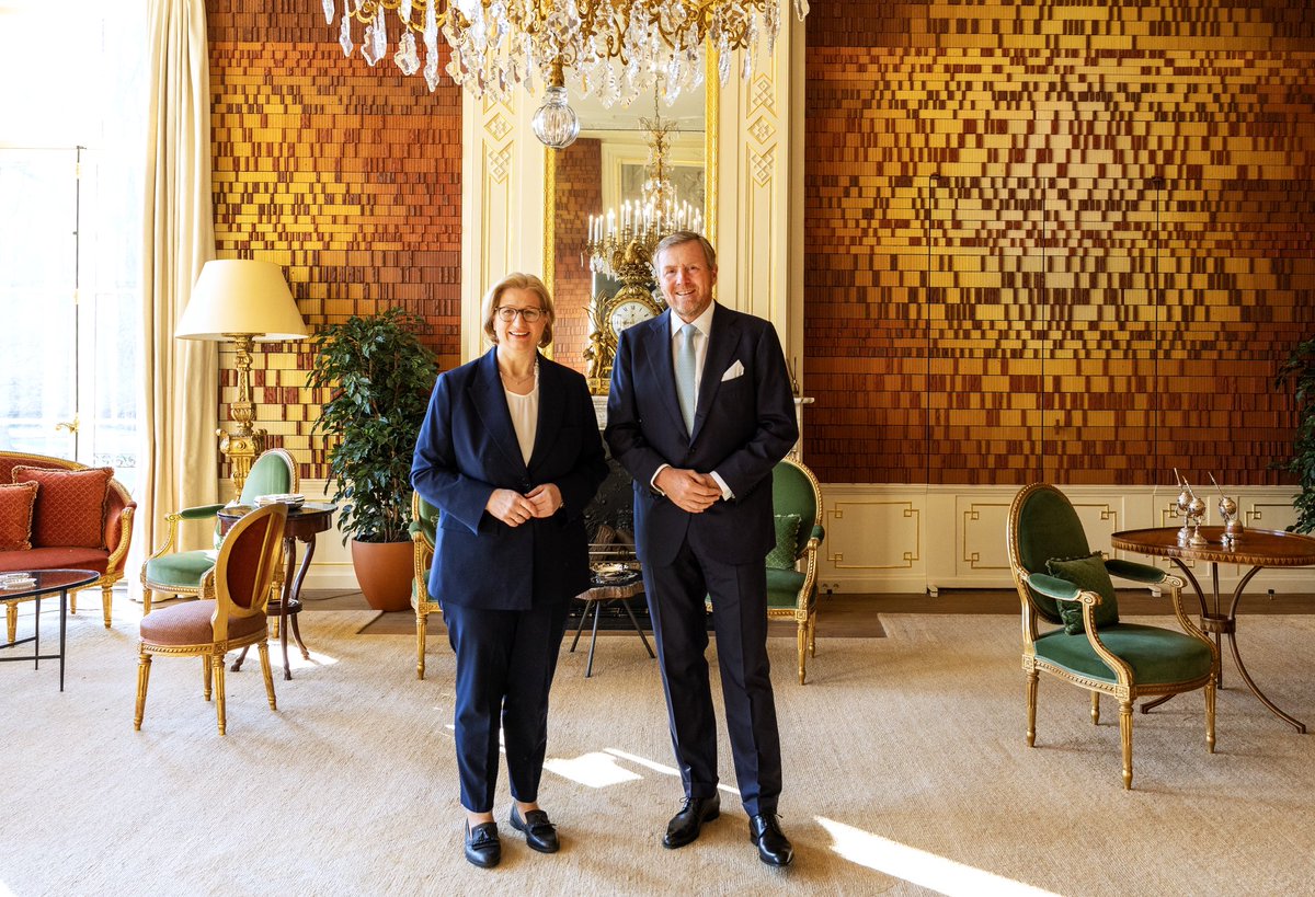 Koninklijk Huis (@koninklijkhuis) on Twitter photo De Koning ontvangt Bondsraadvoorzitter Anke Rehlinger in audiëntie op Paleis Huis ten Bosch.
Vanmiddag ontvangt <a href="/MinPres/">Dick Schoof</a> Schoof haar op het ministerie van Algemene Zaken voor een overleg.
koninklijkhuis.nl/actueel/nieuws… De Koning ontvangt Bondsraadvoorzitter Anke Rehlinger in audiëntie op Paleis Huis ten Bosch.
Vanmiddag ontvangt <a href="/MinPres/">Dick Schoof</a> Schoof haar op het ministerie van Algemene Zaken voor een overleg.
koninklijkhuis.nl/actueel/nieuws…